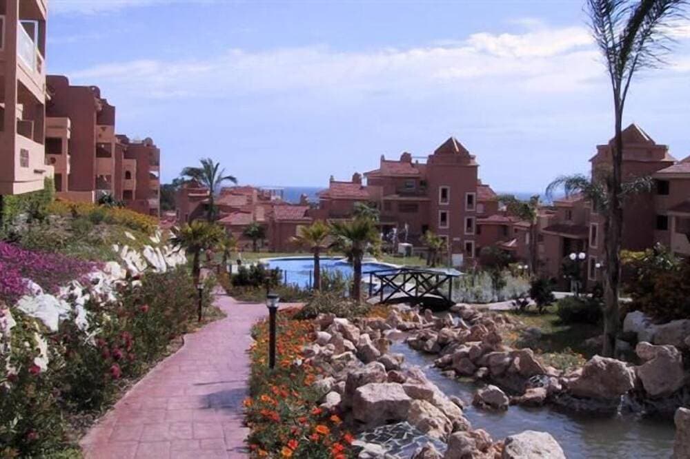Foto 11 von 29: Marbella 2 Bed 2 Bath Luxury Apartment near Cabopino