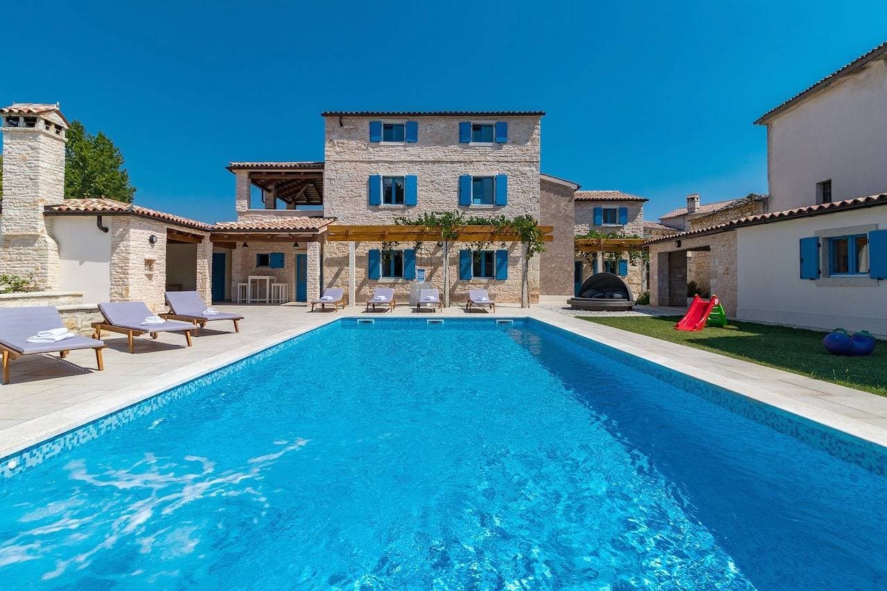 Foto 2 von 58: Herrliche und geräumige Villa mit Privatpool und großem Hof und Garten