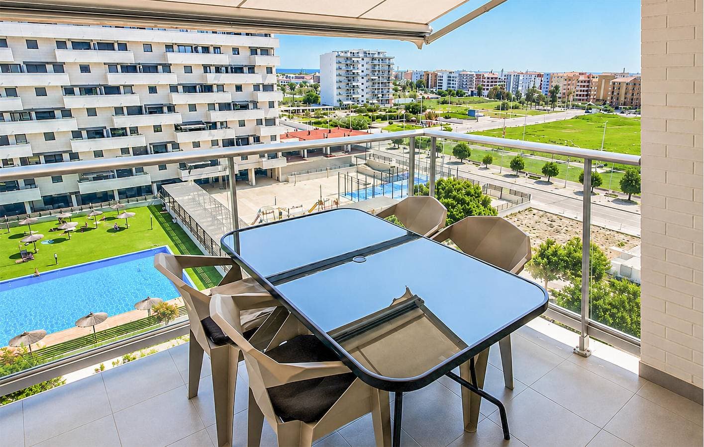 Modernes Apartment mit Pool, Terrasse und nur wenige Schritte vom Strand Playa Masbó entfernt 1