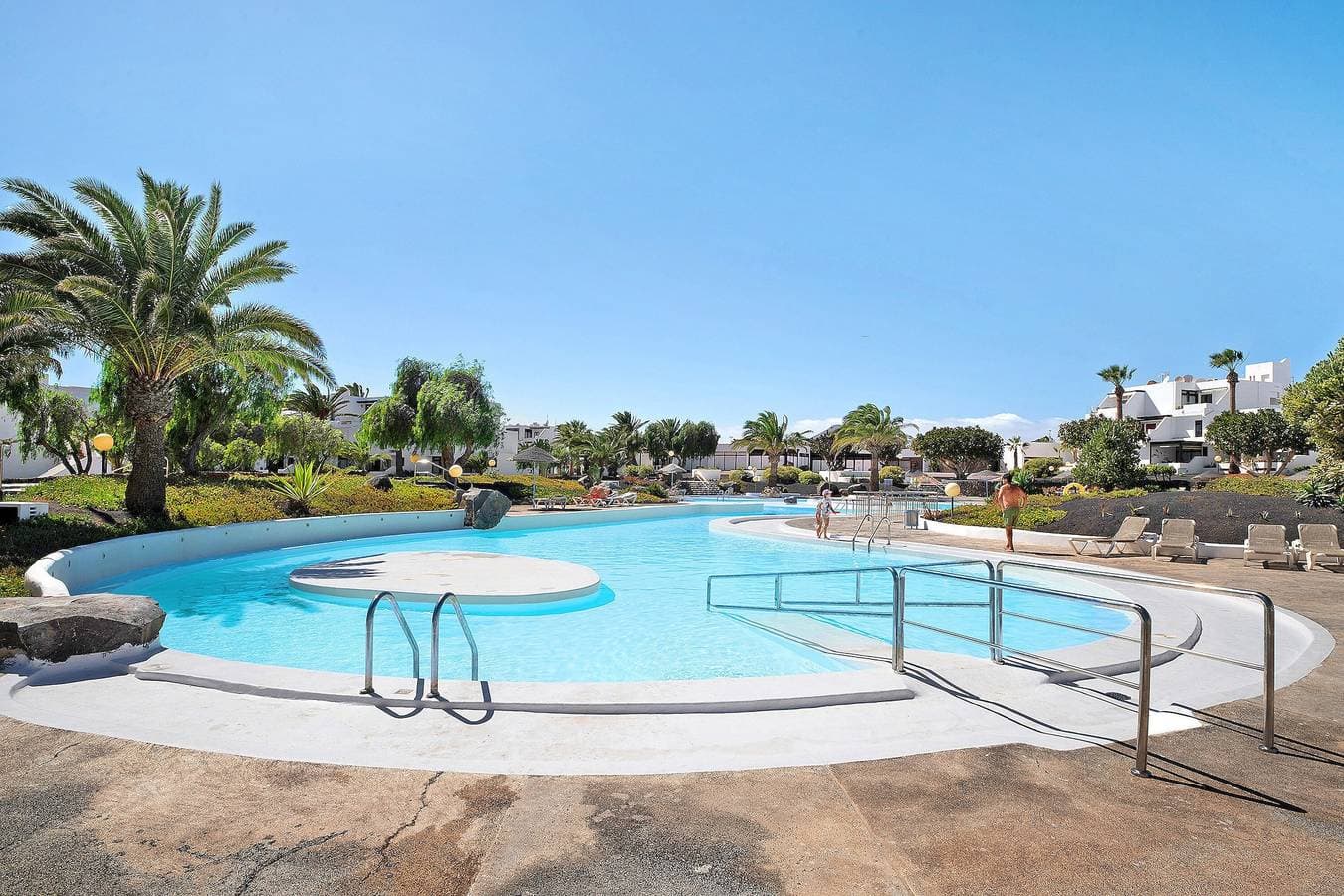 Isla and Ocean with pool and wifi 1