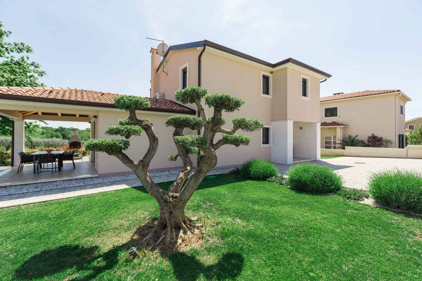 Foto 13 von 47: Ferienhaus mit Pool und schöner überdachter Terrasse