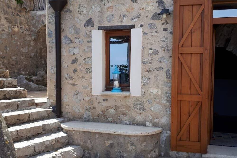 Foto 8 von 30: Villa With Terrace and Sea View