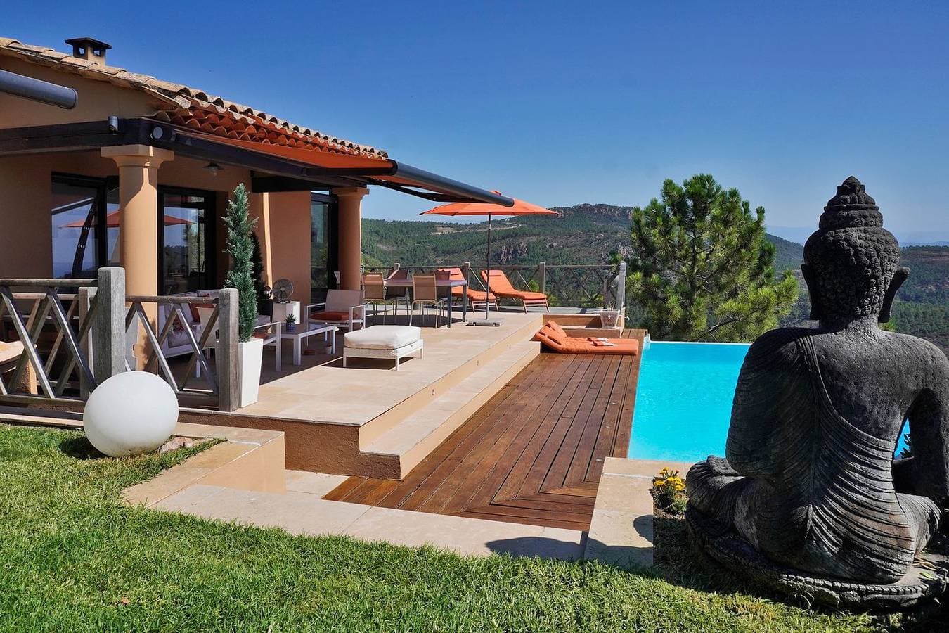 Foto 8 von 25: Côte d’Azur pur: Exklusive Villa mit Pool und einem Meerblick zum Träumen