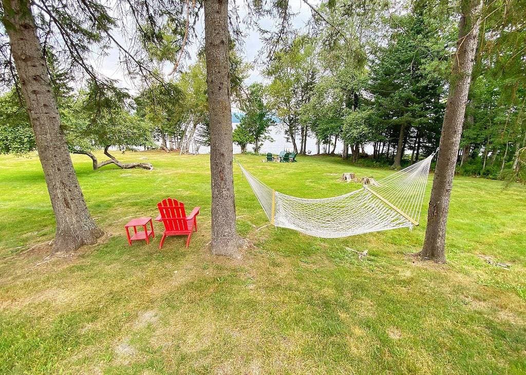 Foto 9 von 31: Niboban Cabin 5 right on Rangeley Lake with a screened porch, fire pit, hammock, WiFi and dock!