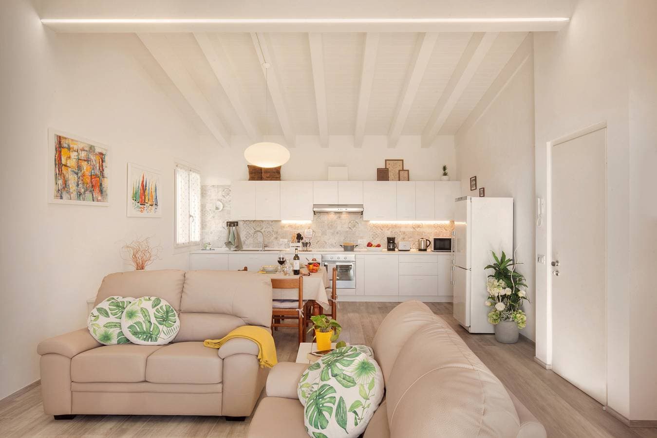 Foto 5 von 20: White Apartment with Terrace and Lake View