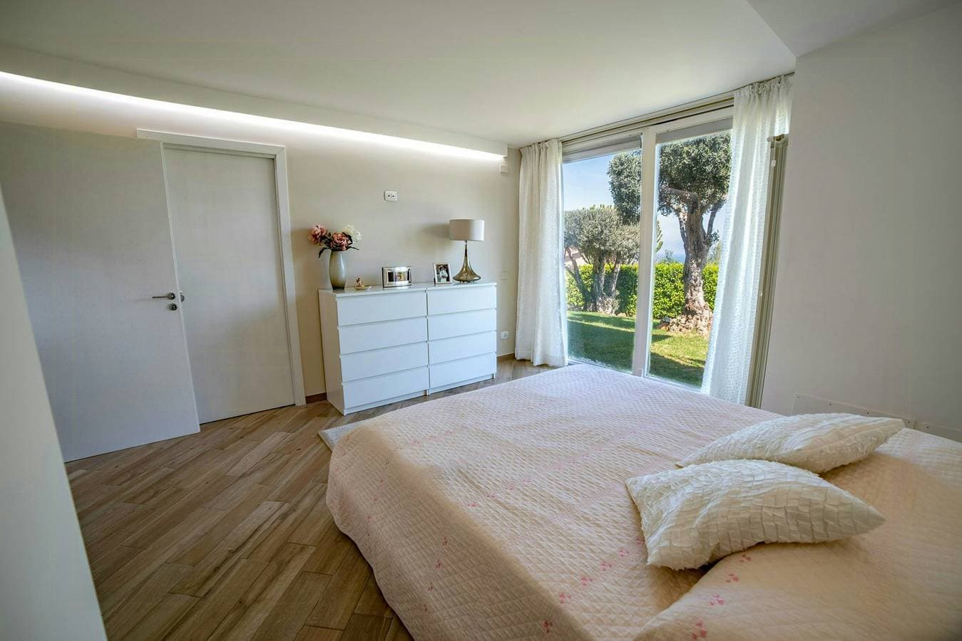 Foto 11 von 31: Helle Villa am Golf mit Swimmingpool