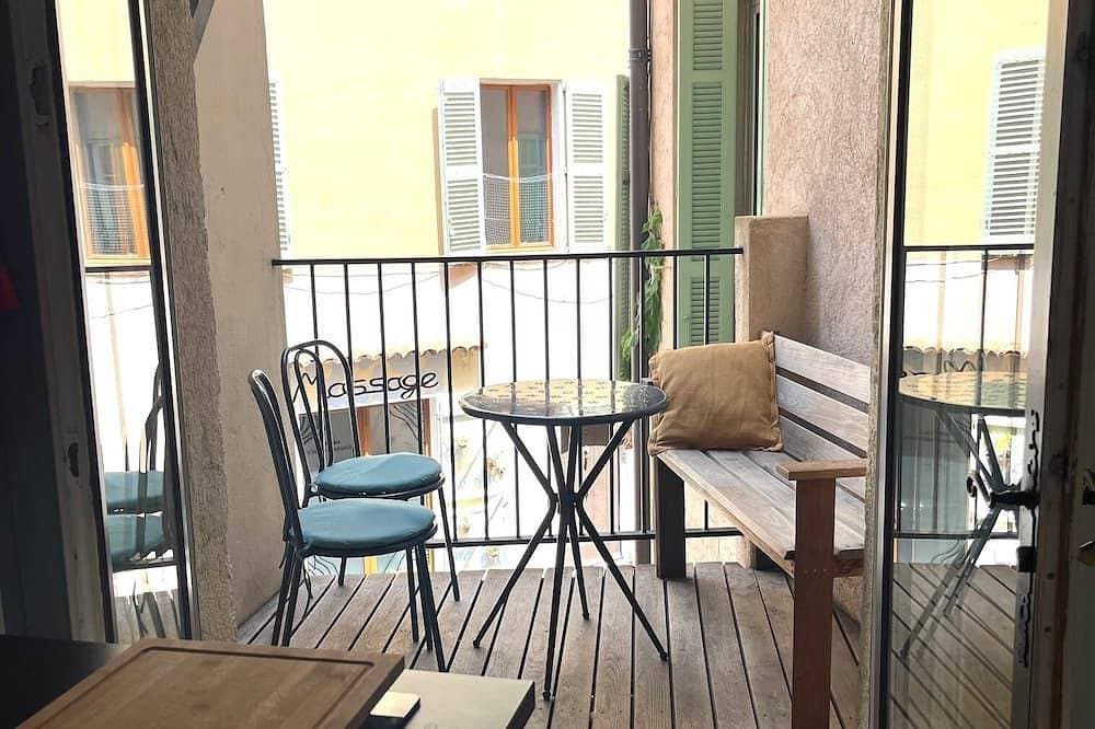 Cozy studio with terrace in the heart of Old Antibes 1