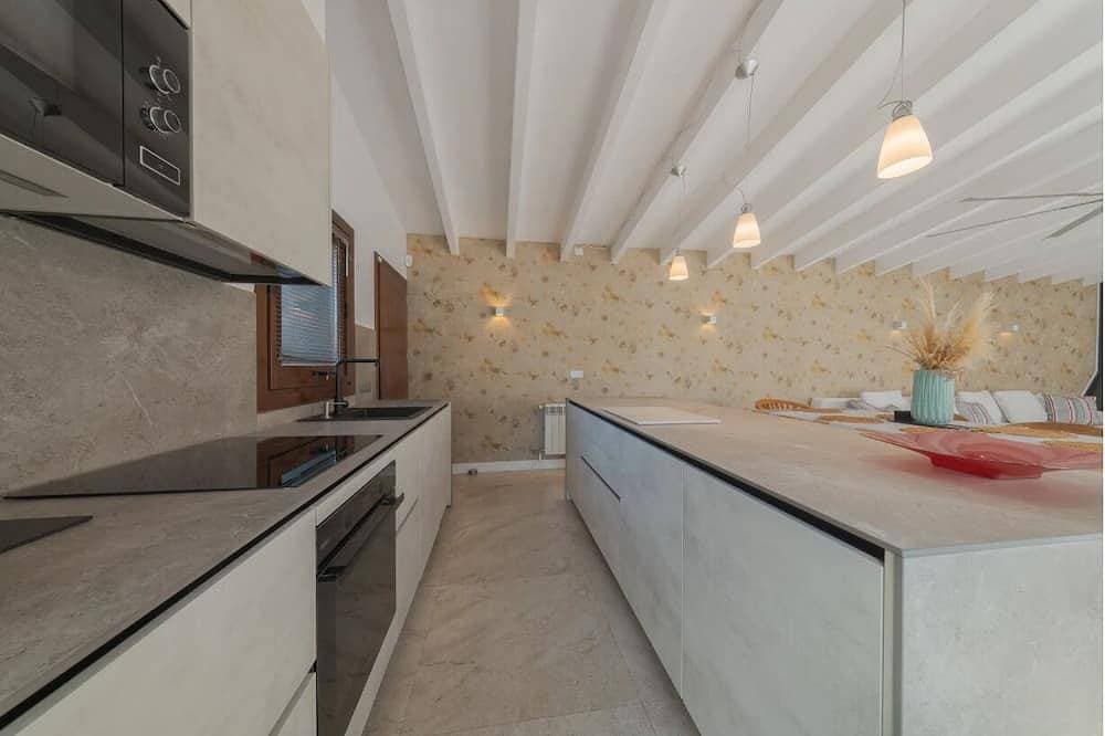 Foto 13 von 30: Atemberaubende moderne Design-Villa am Berg in einzigartiger Lage, Terrassen und Pool