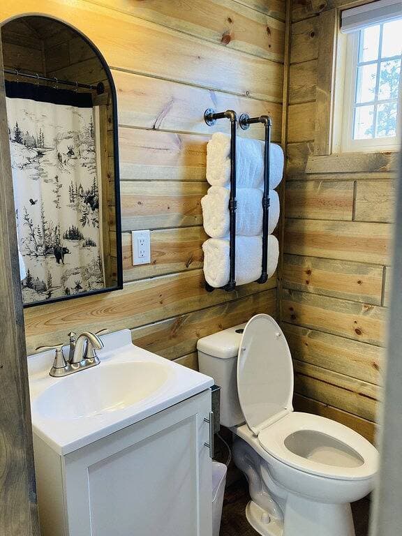 Foto 2 von 13: 8 miles to Mount Rushmore - Sleeps 2 - King Bed