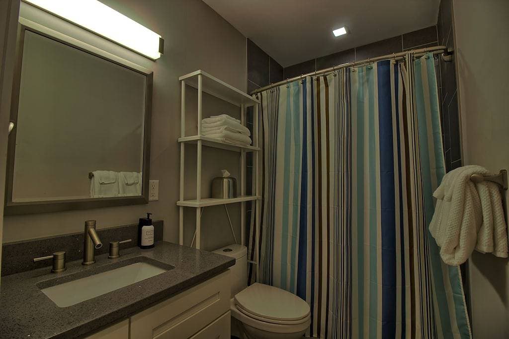 Foto 2 von 18: Elegant Minimalist Gem w/ Private backyard, W/D