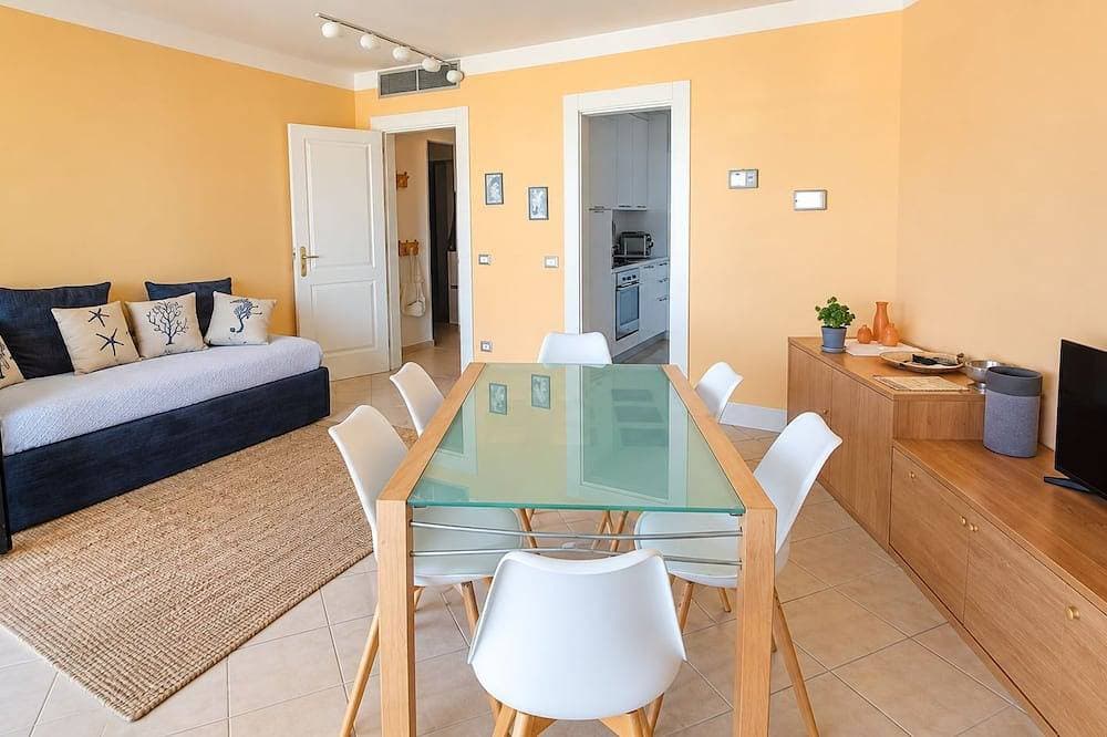 Foto 12 von 23: La Loggia sul Mare, a beachfront apartment just a few steps from the beaches.