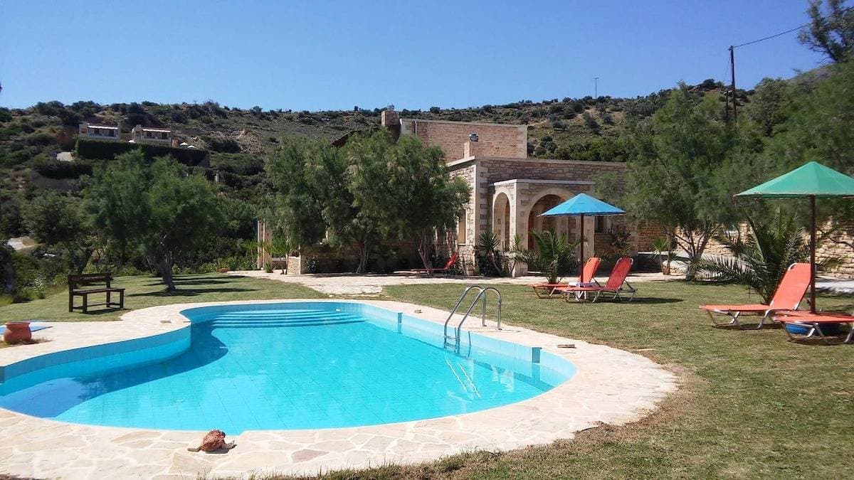 Ferienhaus mit Pool, großer Garten, idyllisch und ruhig, Wifi | Triopetra, Kreta 1