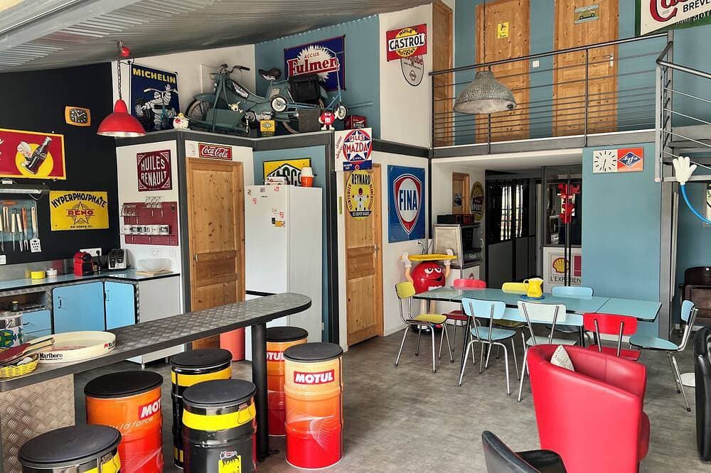 In der Loft Garage mit Schwimmbad 1