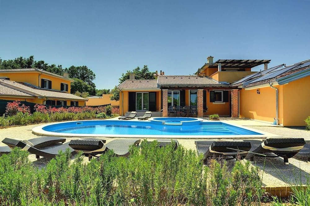 Ruhig gelegenes Ferienhaus mit grossem Pool am Ortsrand von Rezanci 1
