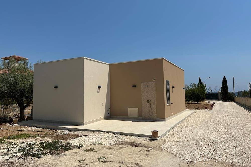 Foto 10 von 19: Beachfront villa with a garden and private parking on the property.
