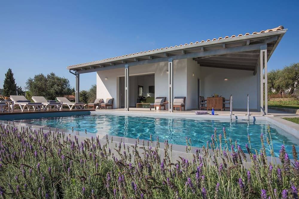 Modern guest house with private pool and fantastic views to the beach 1