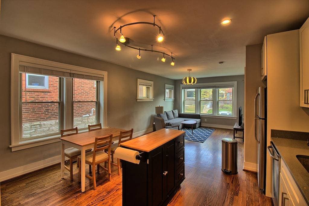 Foto 7 von 18: Elegant Minimalist Gem w/ Private backyard, W/D