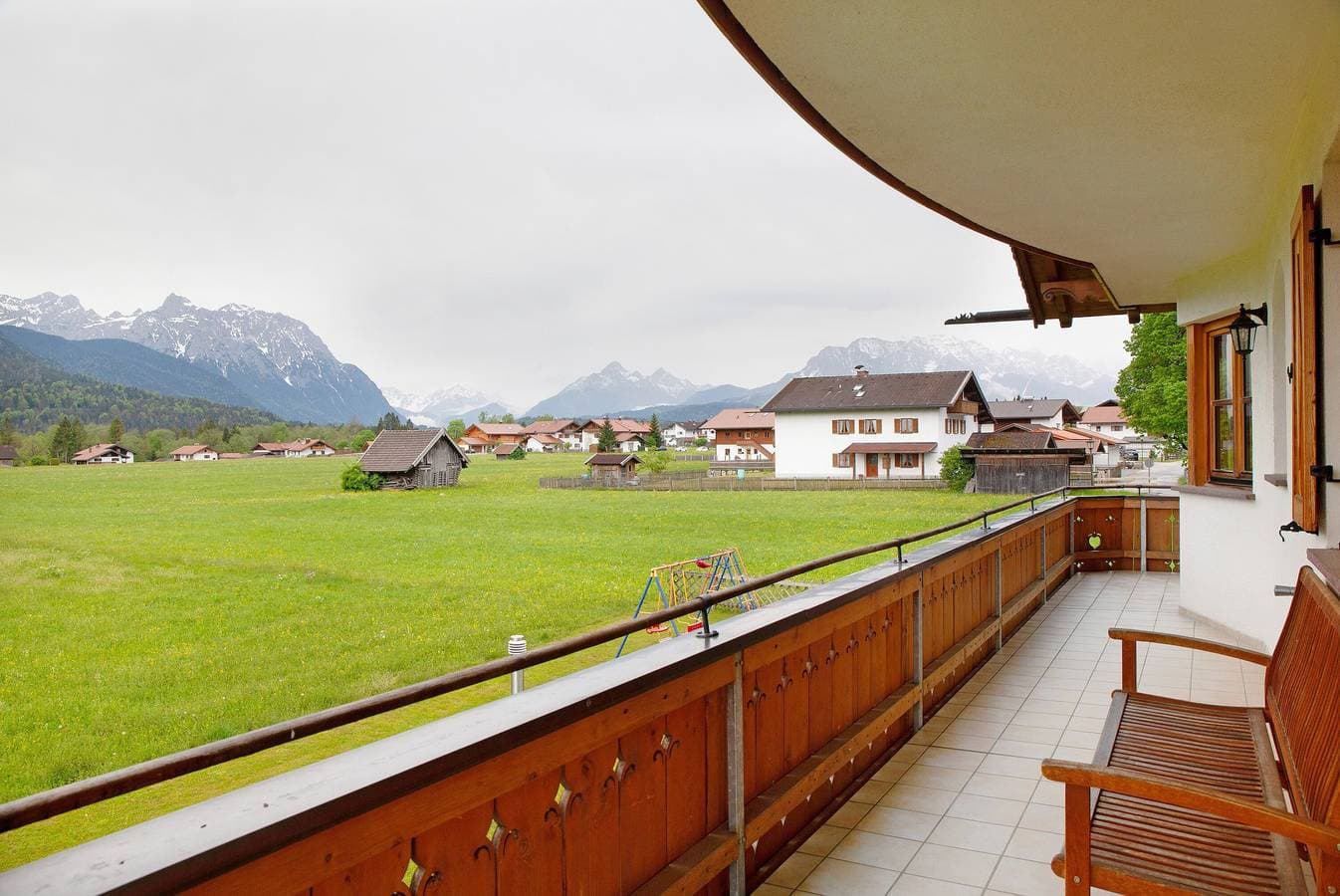Foto 2 von 24: Ferienwohnung 'Landhaus Bergkulisse' mit Bergblick, Gemeinschaftsterrasse und WLAN