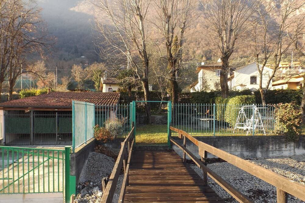 Foto 5 von 25: Ferienhaus am See mit privatem Garten und Seebrücke.