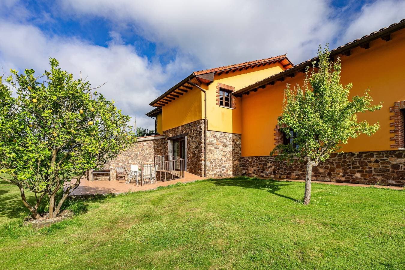 Foto 2 von 25: Ferienwohnung 'La Llosa' mit Bergblick, privater Terrasse und WLAN