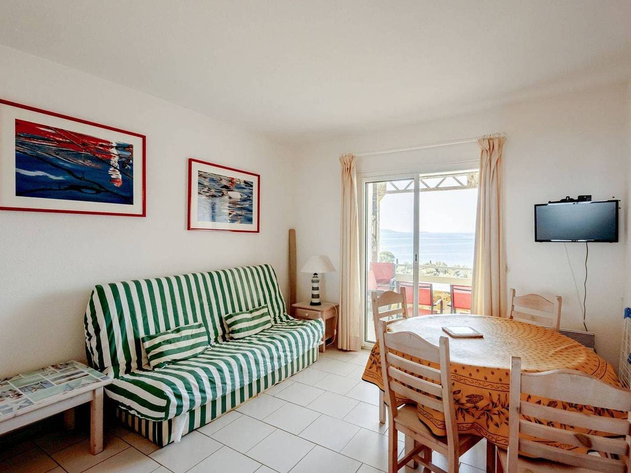 Foto 3 von 13: Gemütliche Wohnung in Aiguebelle mit Terrasse und privatem Parkplatz
