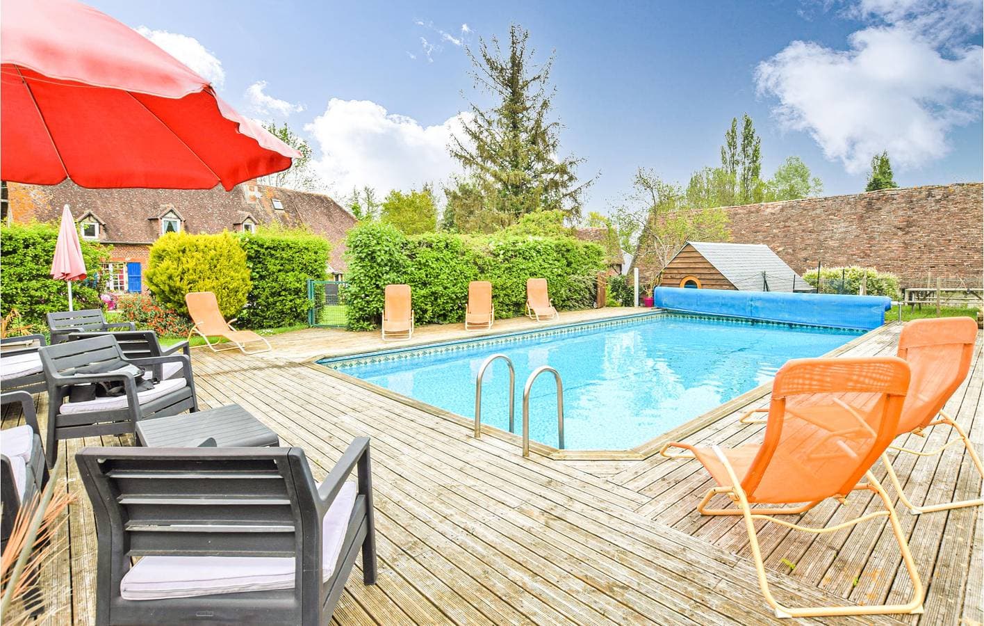 Foto 13 von 35: Poolside Getaway in der Nähe von Boissey - 180qm mit Parkplatz & Garten