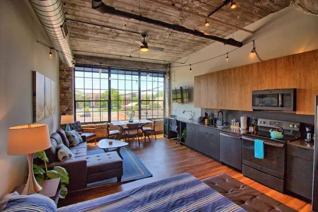 Foto 4 von 33: Chic Ultramodern Studio Loft w/ Designer Features