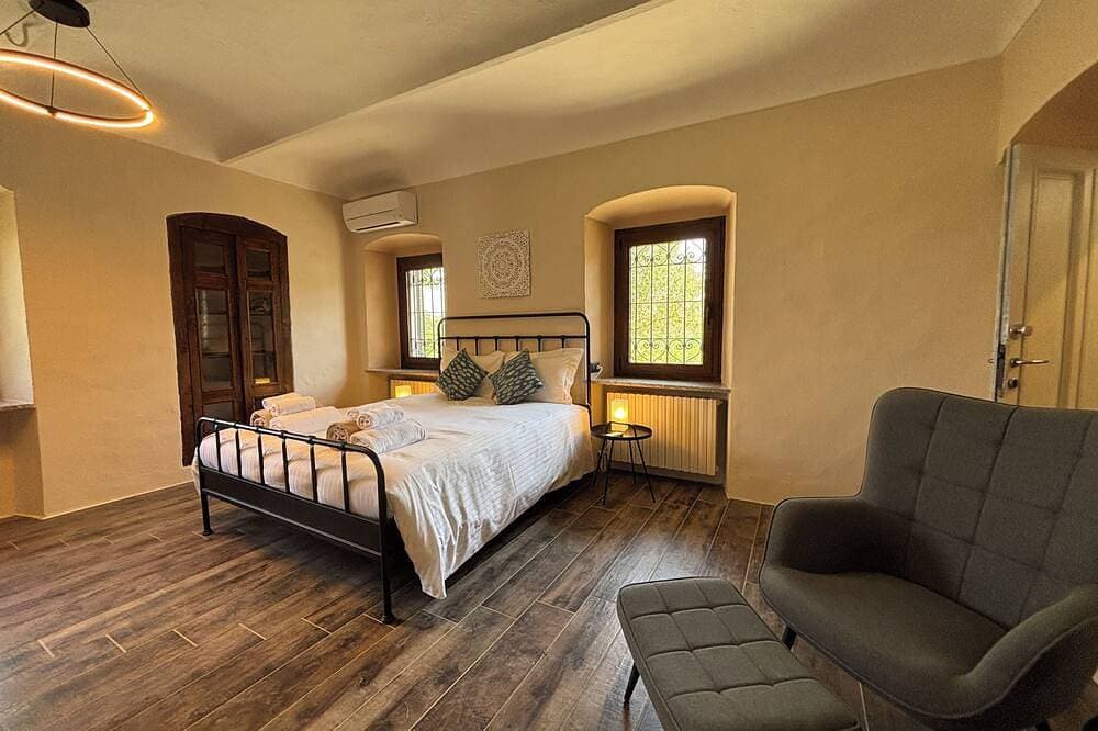 Foto 2 von 30: Relais Portaluna delle Langhe / 7Br, Sleeps 18, AC, Pool, Garden, Vineyard Views