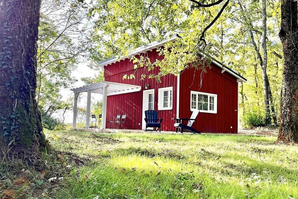 The little house on the edge of the woods 1