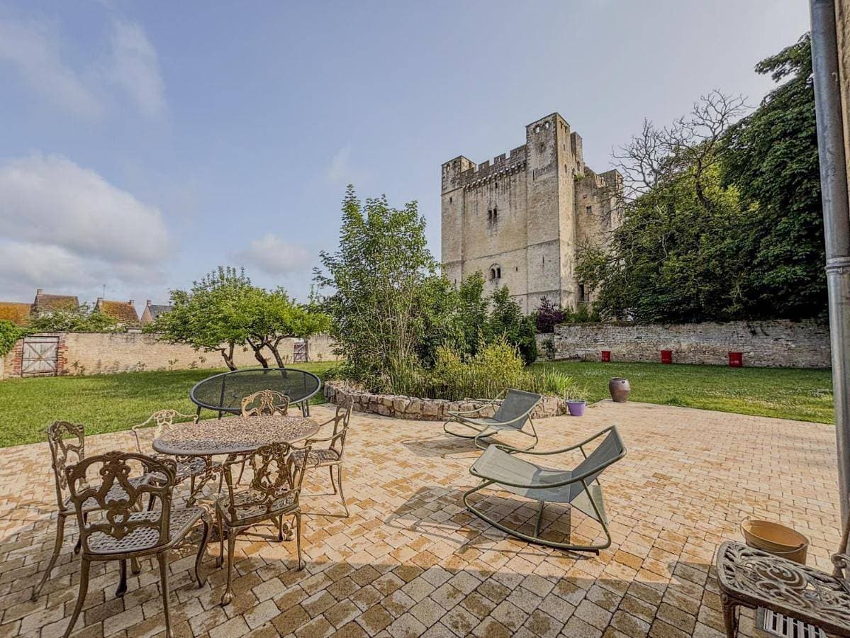 Charmante maison de ville avec vue sur le donjon avec wifi et jardin 1