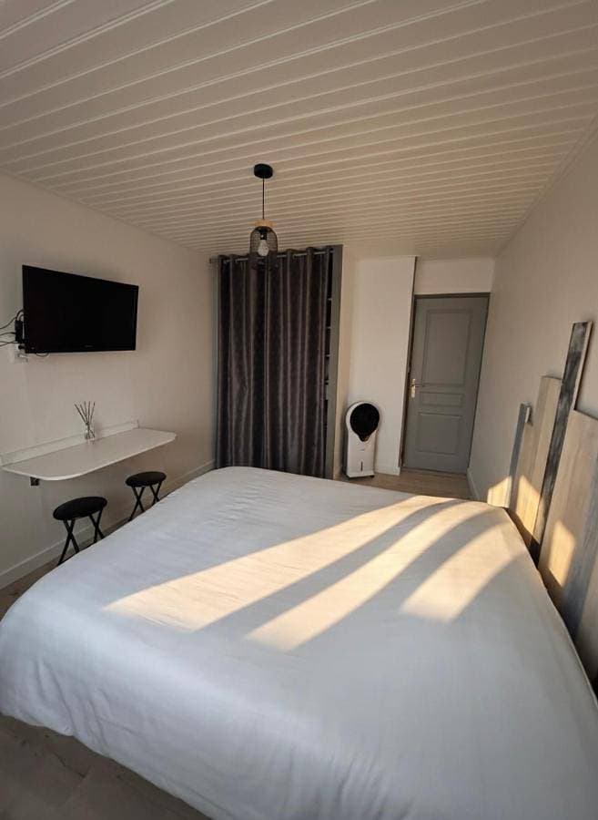 Chambre équipée centre Le Fenouiller proche mer 1