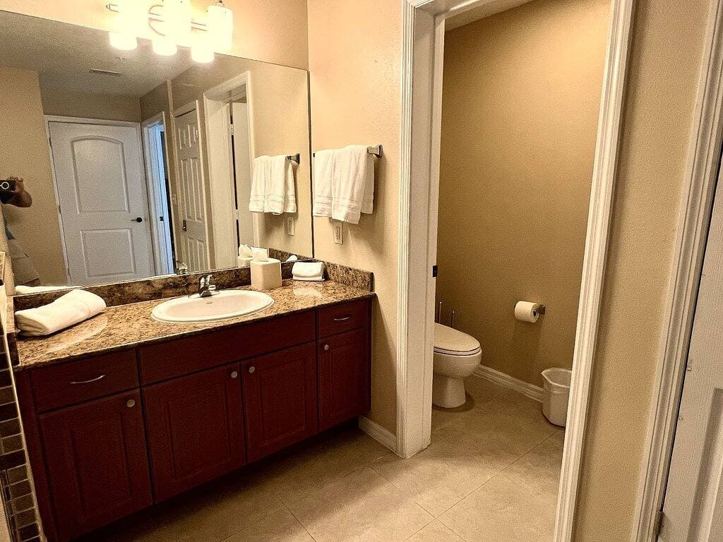 Foto 12 von 23: Premium-Universal Studios King Bed Resort Suite, Free Parking,Full Kitchen, Pool