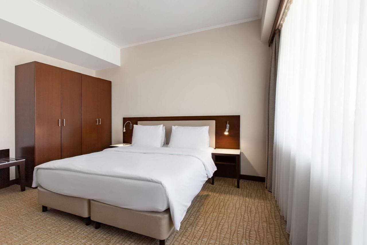 Foto 6 von 24: Junior Suite with Balcony and City View