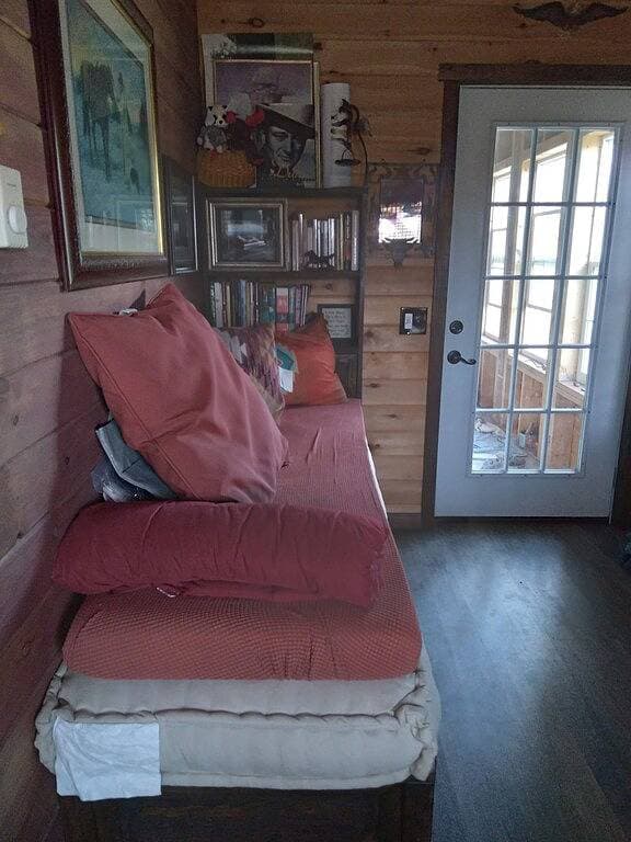Foto 2 von 22: 864 sq ft Rustic bunkhouse located on a working farm.  Minutes from Skaneateles!