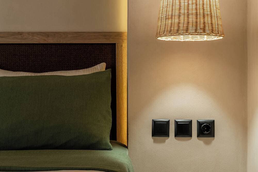 Foto 4 von 23: Rustic Boutique Retreat with Live Olive Tree, Parking and 1Gbps Fiber Internet