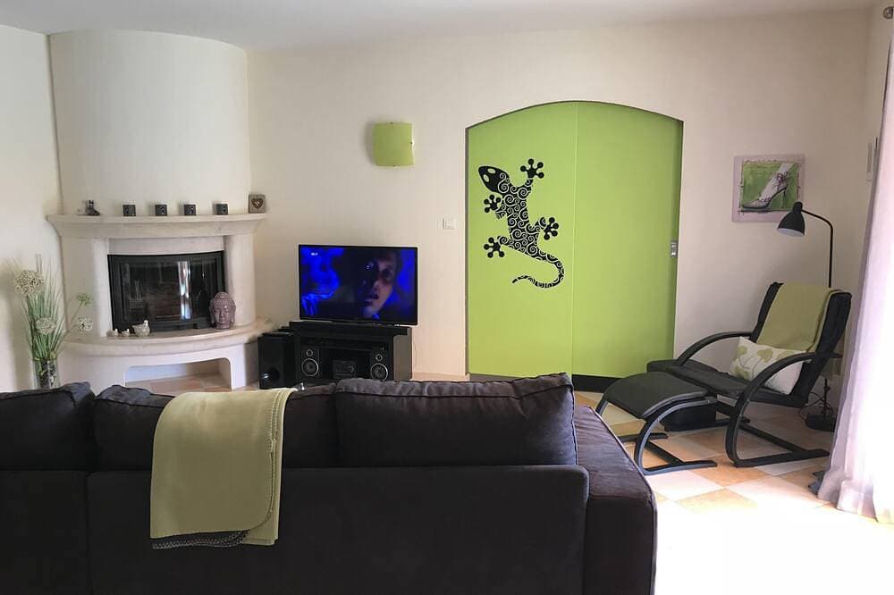 Foto 12 von 26: Haus auf einer Ebene, ruhig, mit Garten und Pool