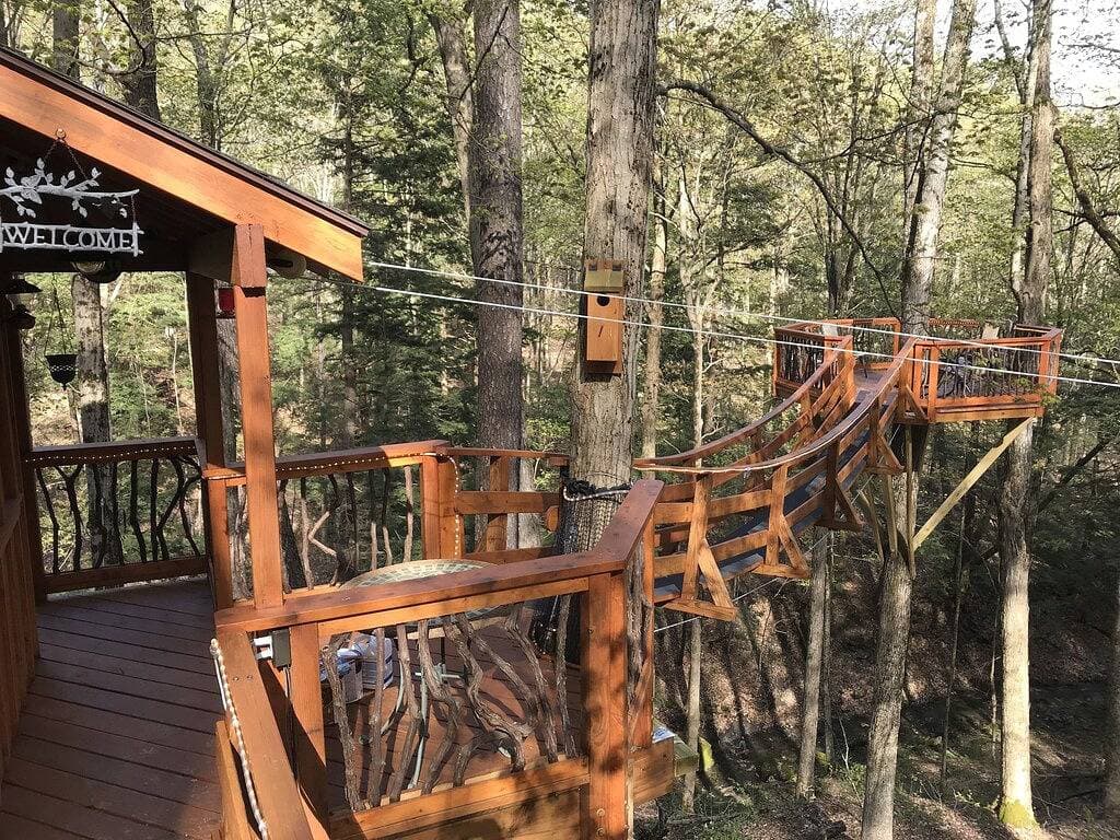 Foto 12 von 31: Das magische Baumhaus von Chez 'Tree Rest thront 35' über dem Waldboden!