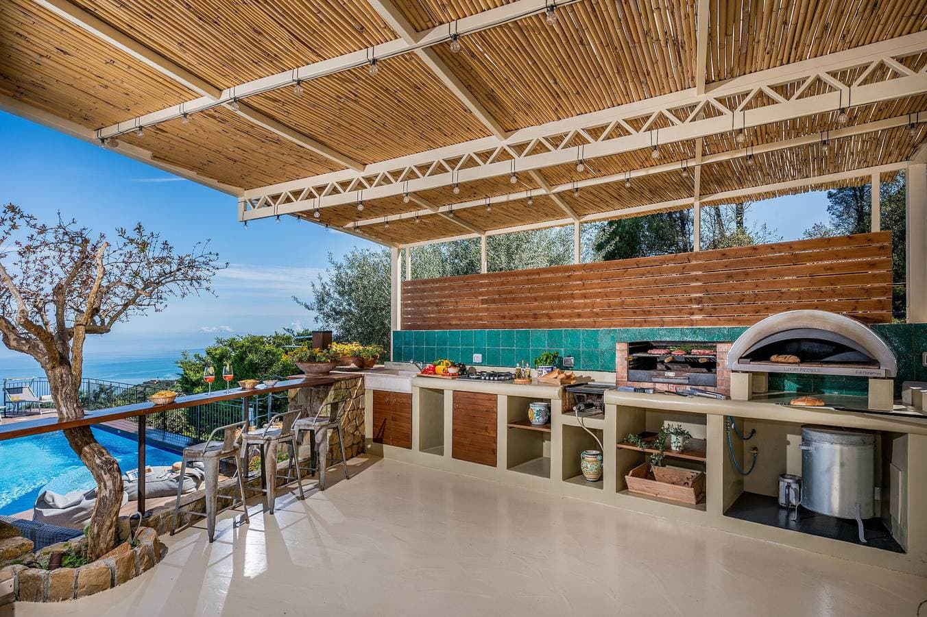 Foto 2 von 44: Villa für 16 Personen mit Terrasse