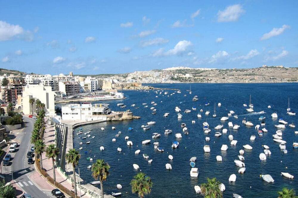 Foto 13 von 22: Beautiful seafront 1Br home w/comfy bed, AC & WIFI