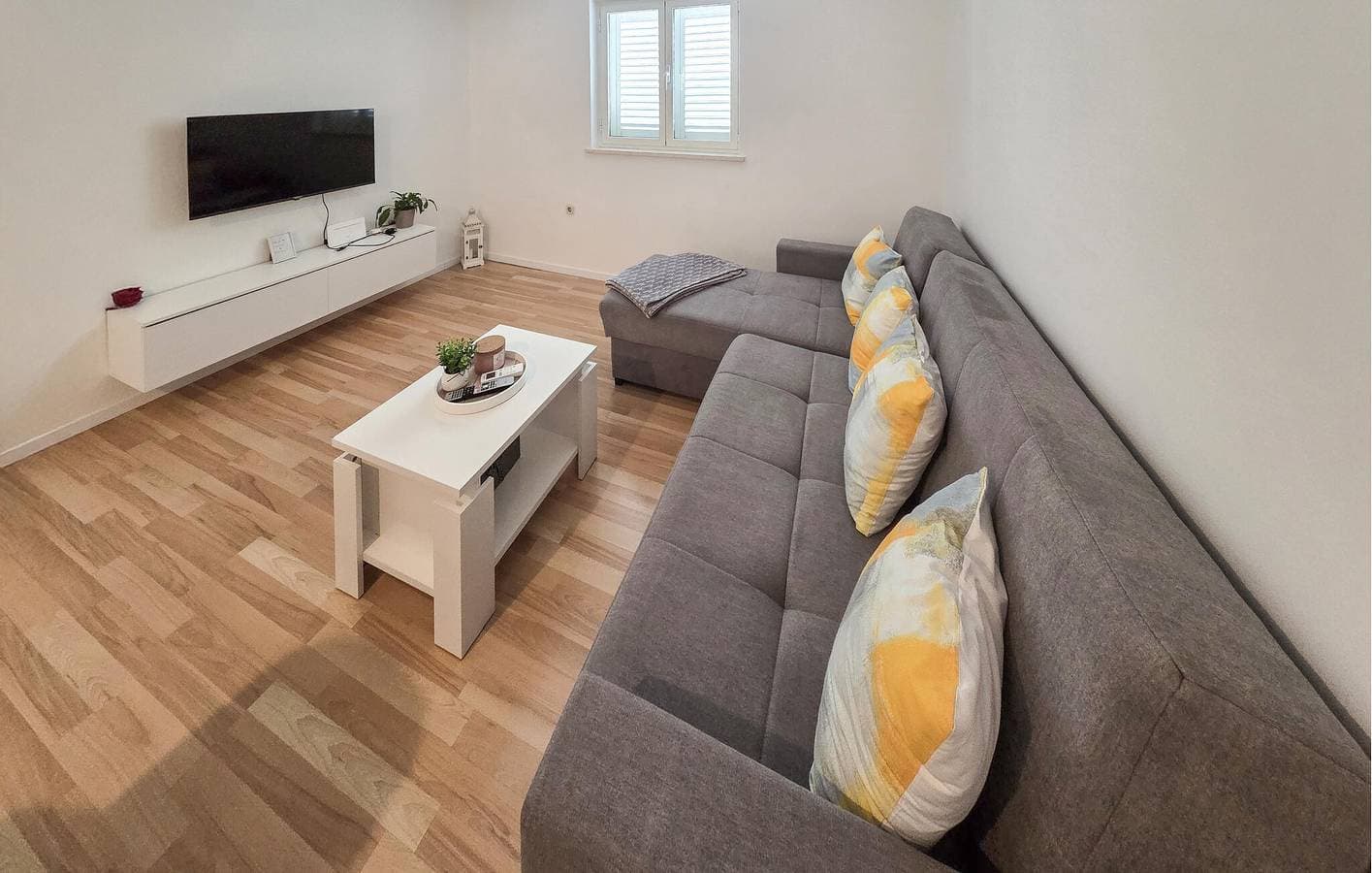 Foto 4 von 11: Charmante 2-Zimmer-Wohnung mit WLAN, Terrasse und Parkplatz in der Nähe des Strandes von Žrnovska Banja