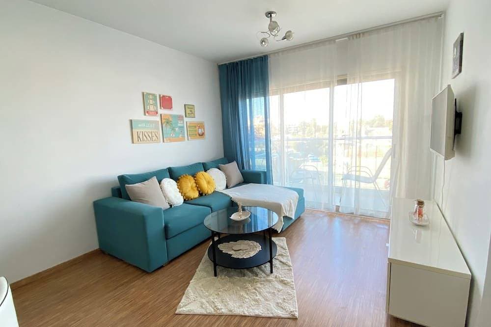 One-bedroom seafront apartment on Mackenzie with stunning sea views. 1