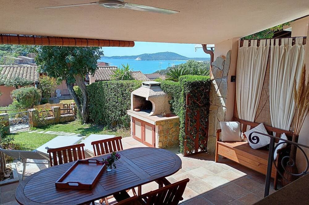 Villa in Panoramaposition, nur einen Steinwurf vom Meer entfernt 1