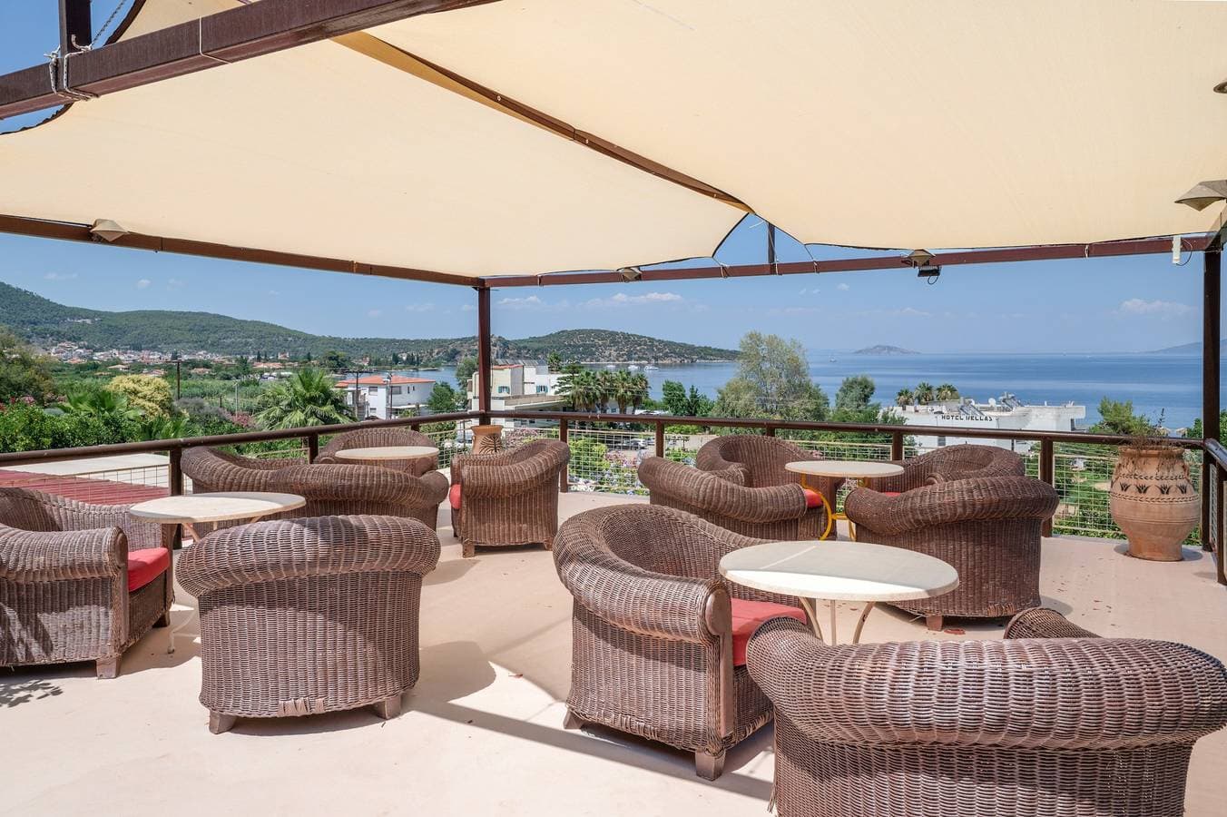 Foto 8 von 21: Klassisches Doppelzimmer im Hotel Aristotelis mit Meerblick und Balkon