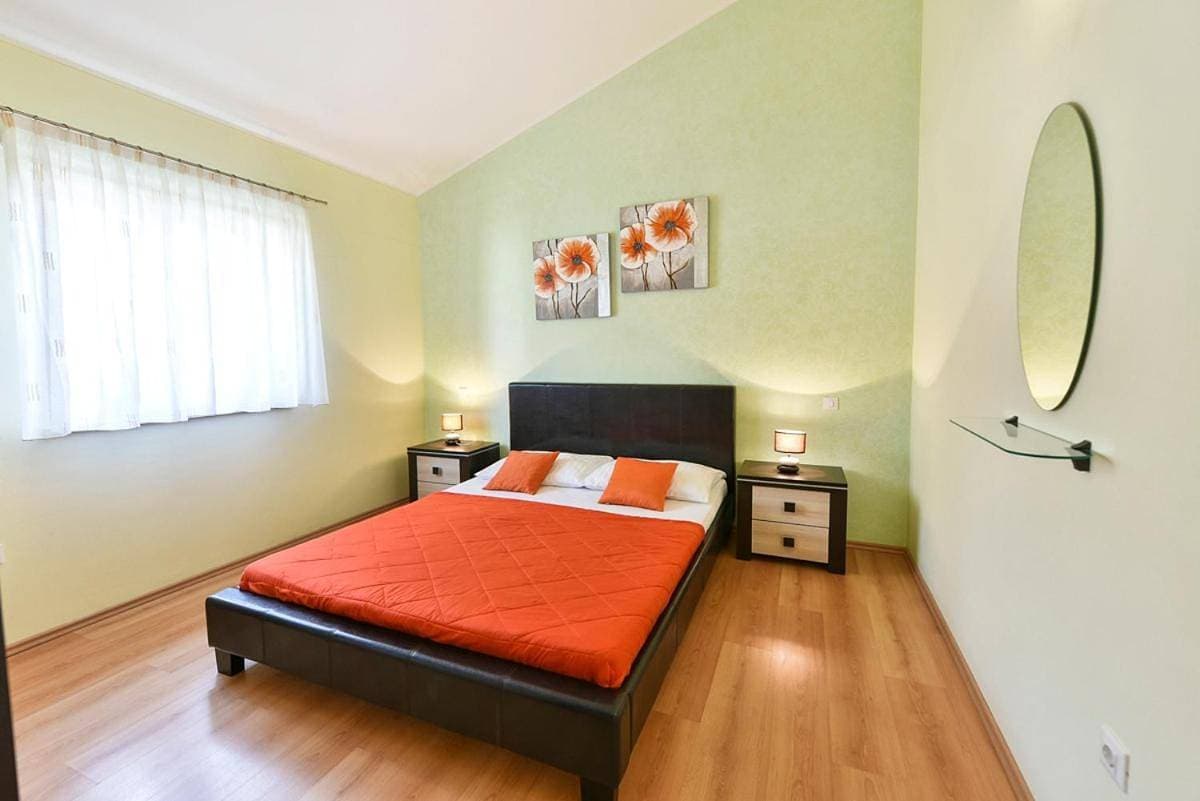 Foto 11 von 18: Sveti Lovrec Pazenaticki Villa Sleeps 6 Pool WiFi