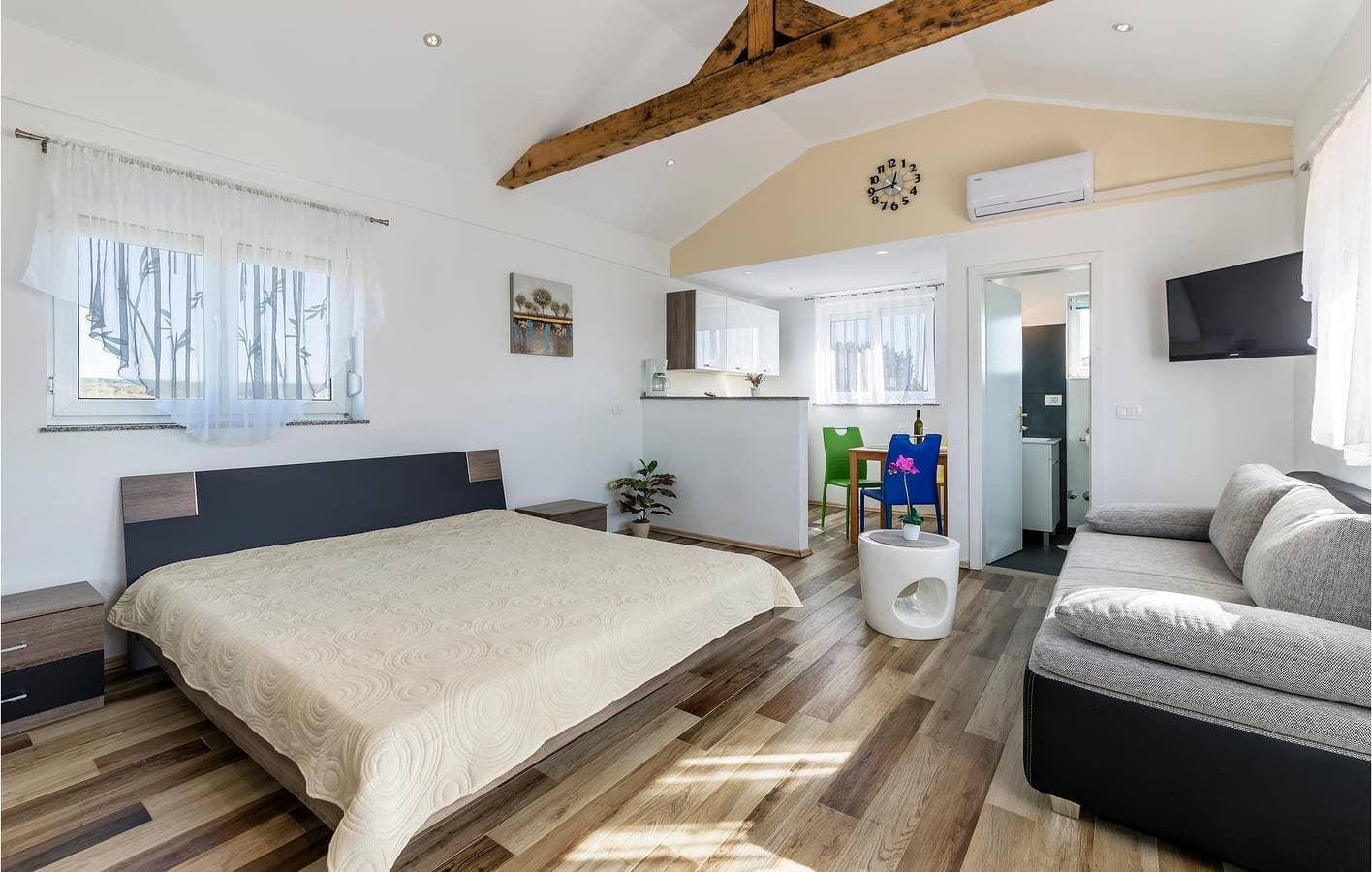 Foto 2 von 25: Gemütliche Ferienwohnung mit Terrasse, WLAN und Parkplatz in Strand- und Restaurantnähe