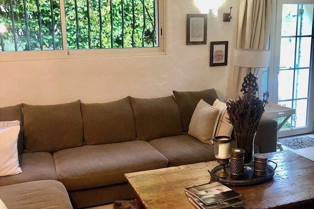 Foto 8 von 17: Beautiful ground floor apartment in villa in Opio.