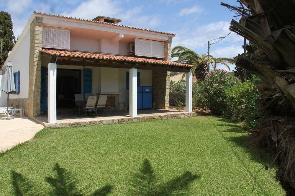 Foto 8 von 30: Villa/ Chalet. Private swimming pool.