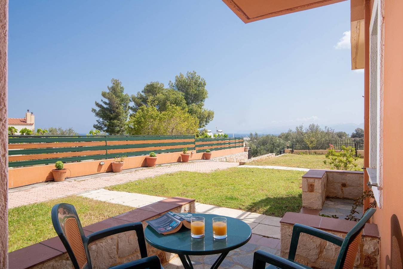 Foto 8 von 22: Gemütliches Studio mit Gemeinschaftspool und wunderschönem Garten