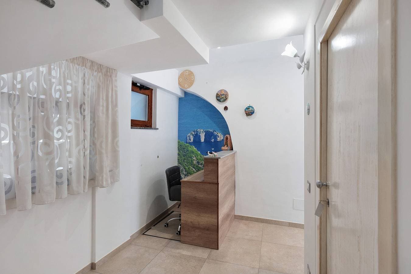 Foto 10 von 23: Zimmer 'Capri' mit Bergblick, WLAN und Klimaanlage