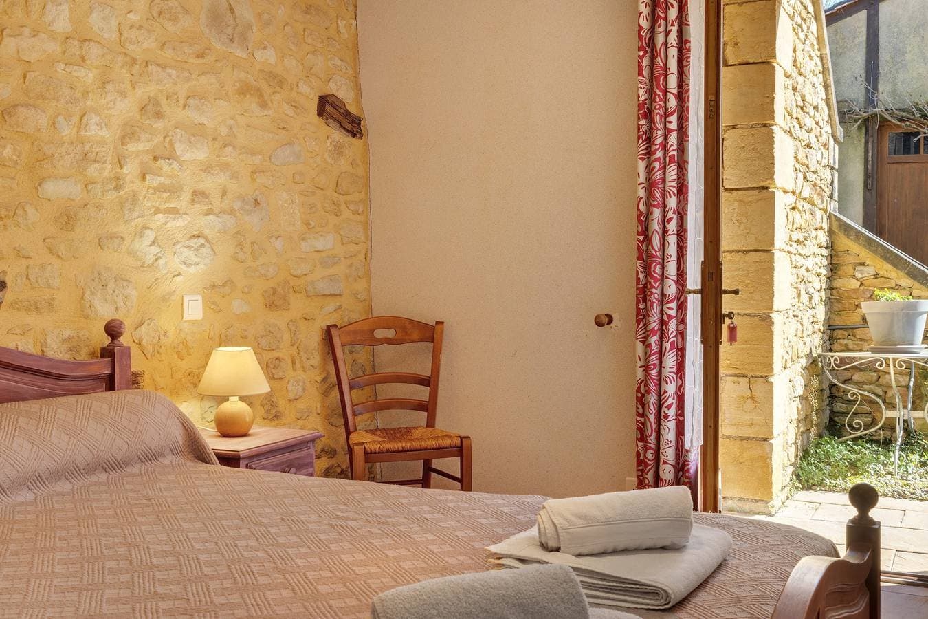 Foto 9 von 29: Gästezimmer „La Ferme De La Croix D’Allon“ mit Pool, Garten und gemeinsamem WLAN
